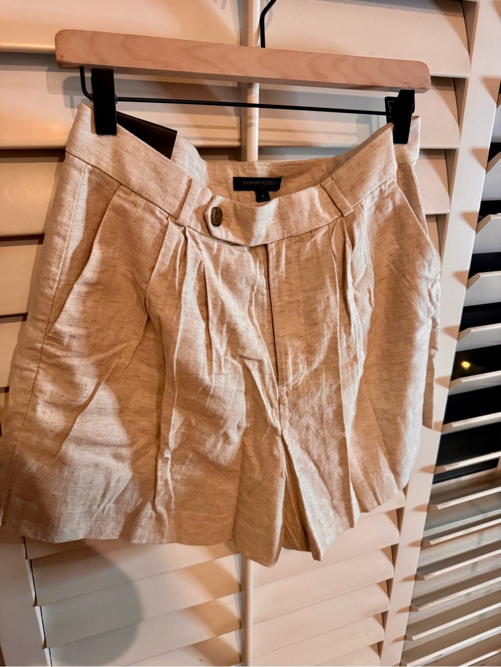 Banana Republic Light Cream Linen-Blend Pleated Shorts